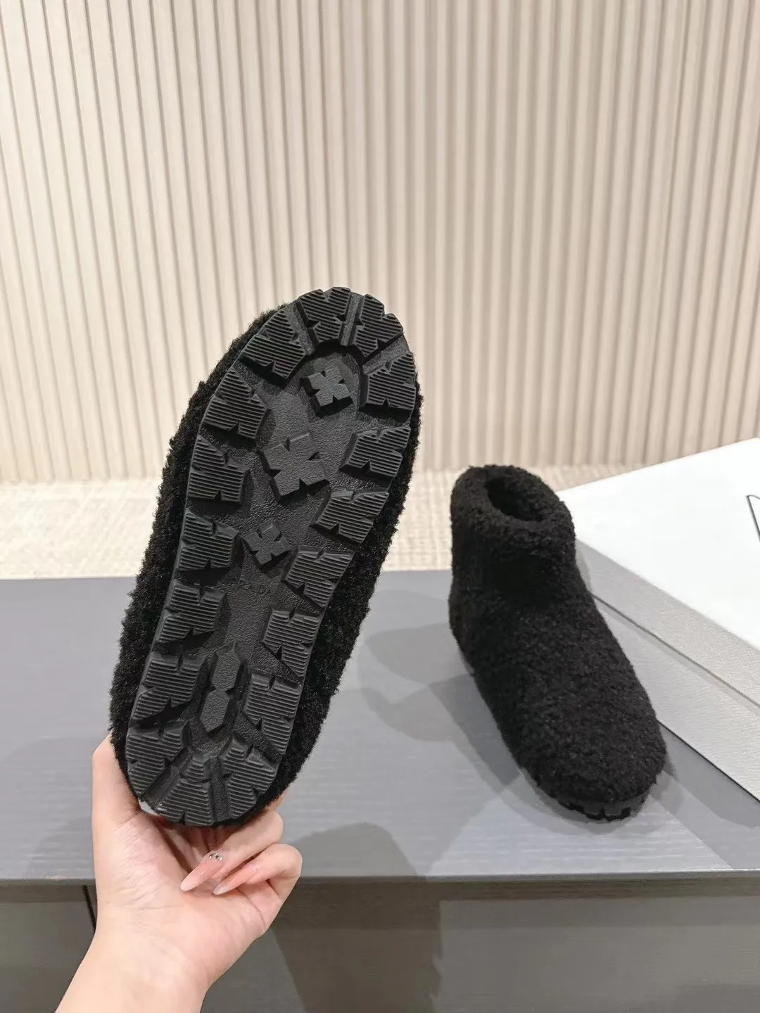 👟👟Ex-factory price 560👟👟 Prada*Prada 2024ss new autumn and winter straight snow boots wool short boots. The fashionable and elegant design presents a classic silhouette. No matter what the situation is, the home court belongs only to you!  Fabric: Customized wool Lining: Customized wool Hardware: Original hardware 1:1 molding Outsole: Original molded raw rubber outsole Code number: 35-40 (customized 40 pieces are not returnable)